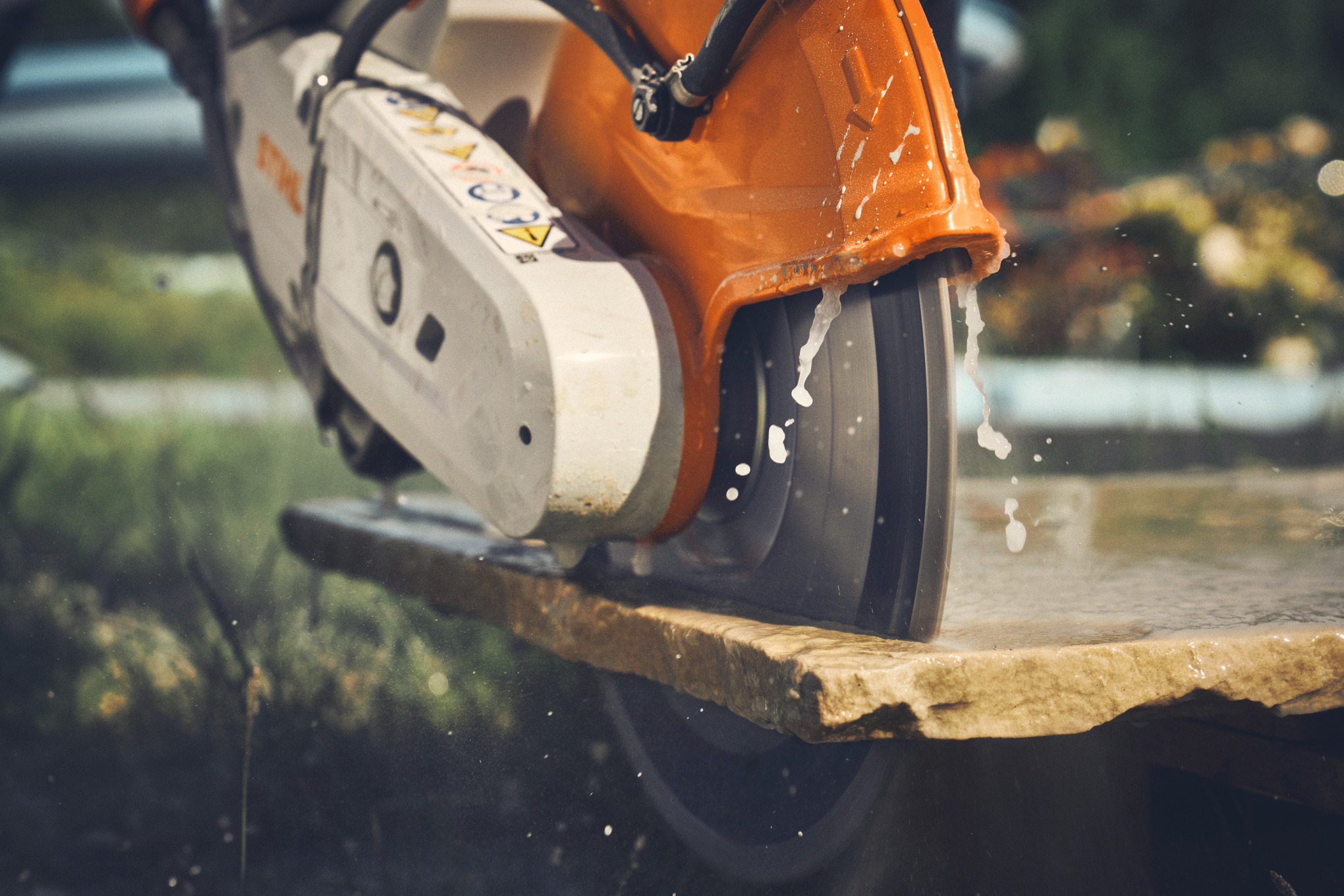 Närbild på kapning av markplattor med STIHL TSA 300 batteridriven kapslip