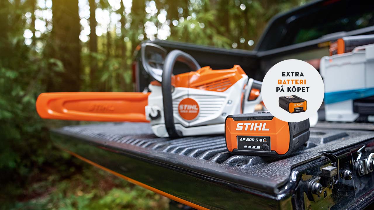 STIHL AP 500 S-batteri på flaket på en pickup tillsammans med den nya batteridrivna motorsågen STIHL MSA 300 samt en informationsskylt med STIHL-batteri och texten ”Få batteri på köpet”.